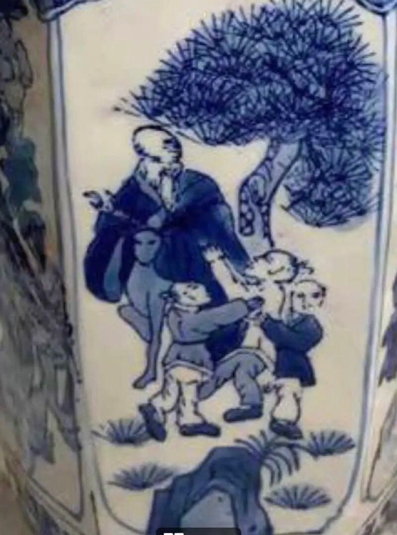 2体の価格 青白磁の花瓶 人物と風景の手描き絵