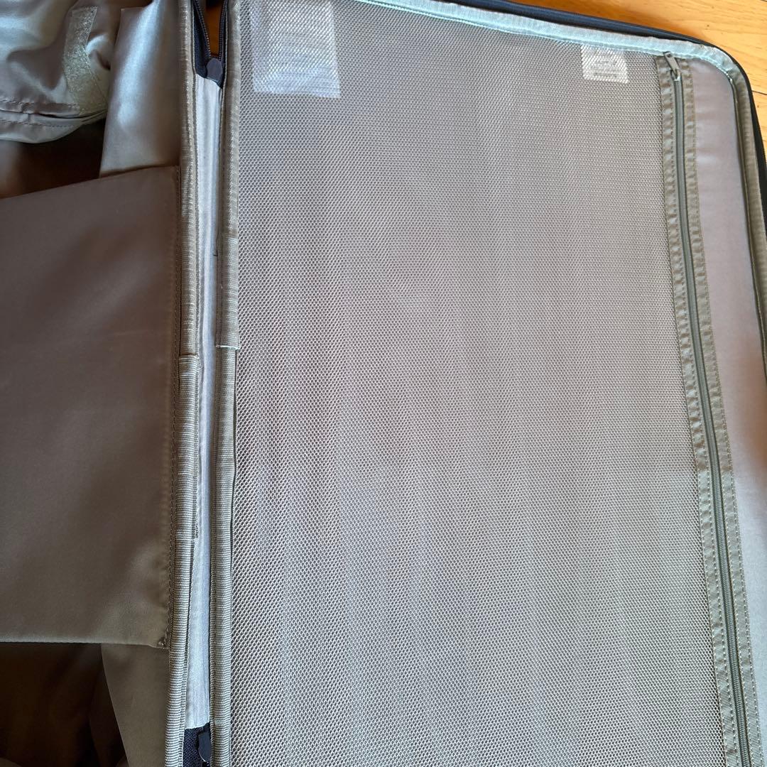 半分の厚みで収納できるソフトキャリーケース　XL