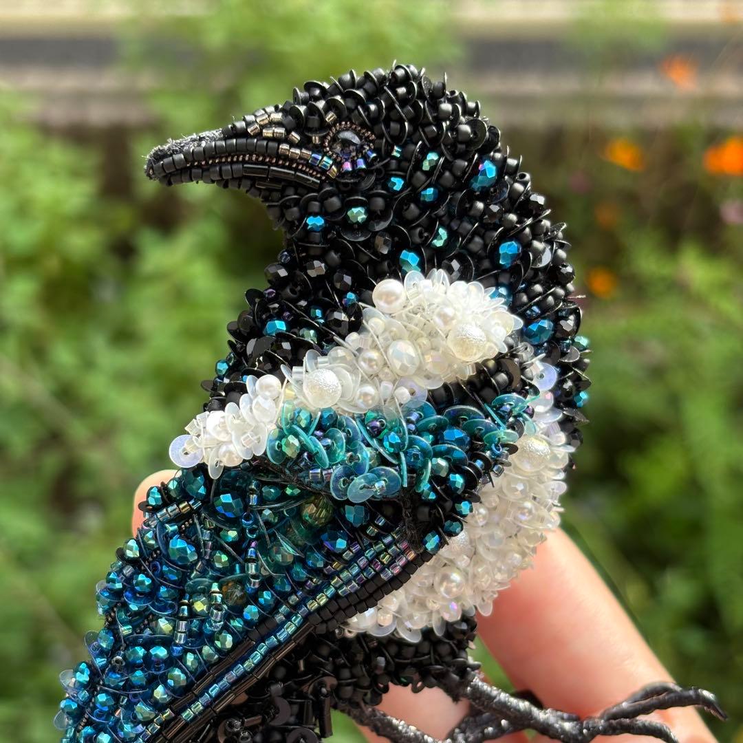 【カササギ】ビッグサイズ ビーズ刺繍ブローチバッグチャーム