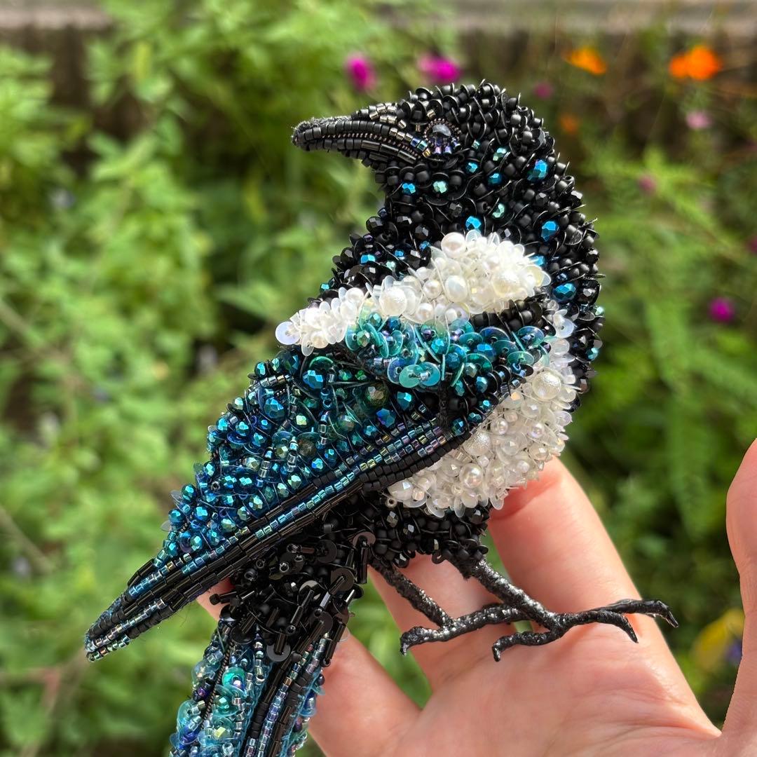 【カササギ】ビッグサイズ ビーズ刺繍ブローチバッグチャーム