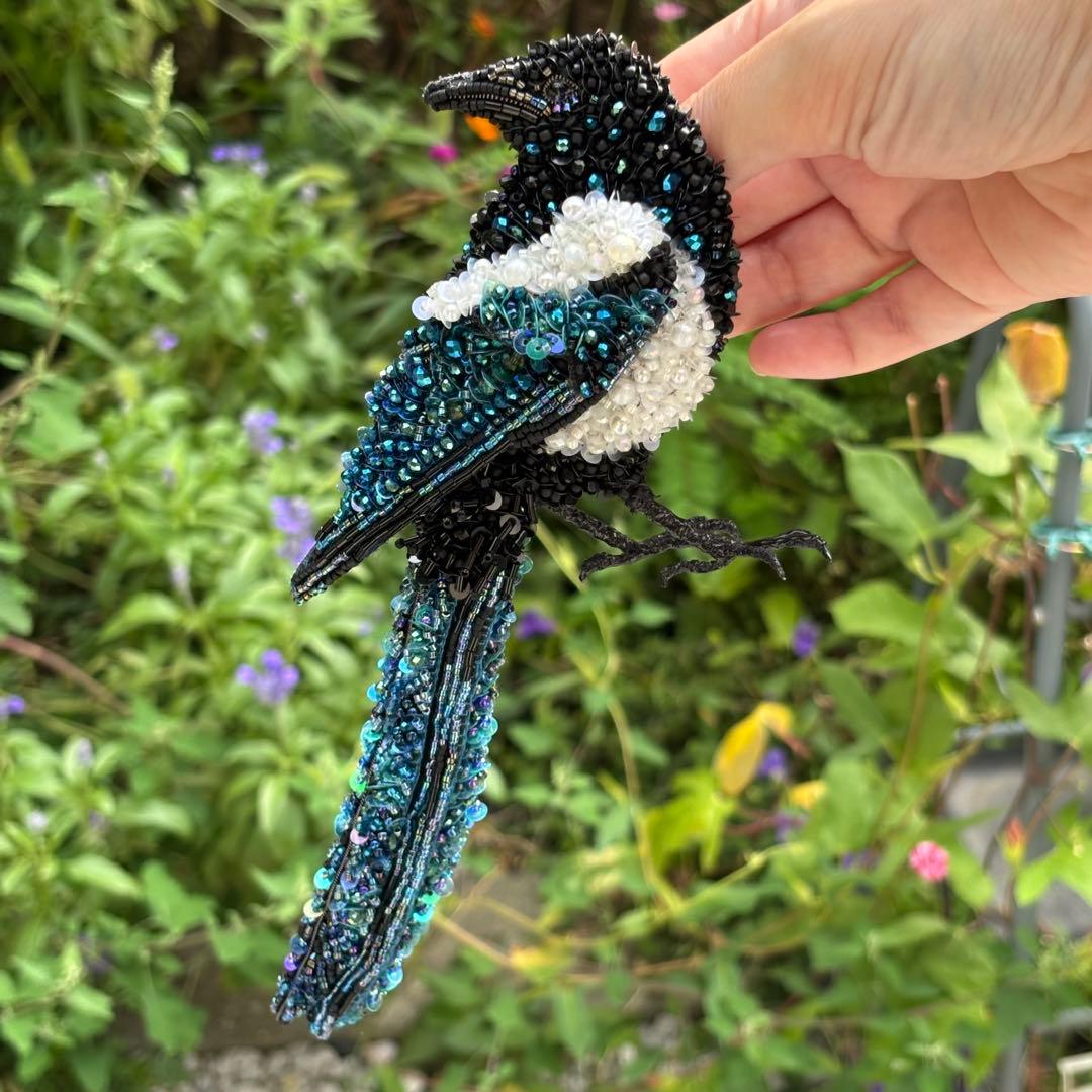 【カササギ】ビッグサイズ ビーズ刺繍ブローチバッグチャーム