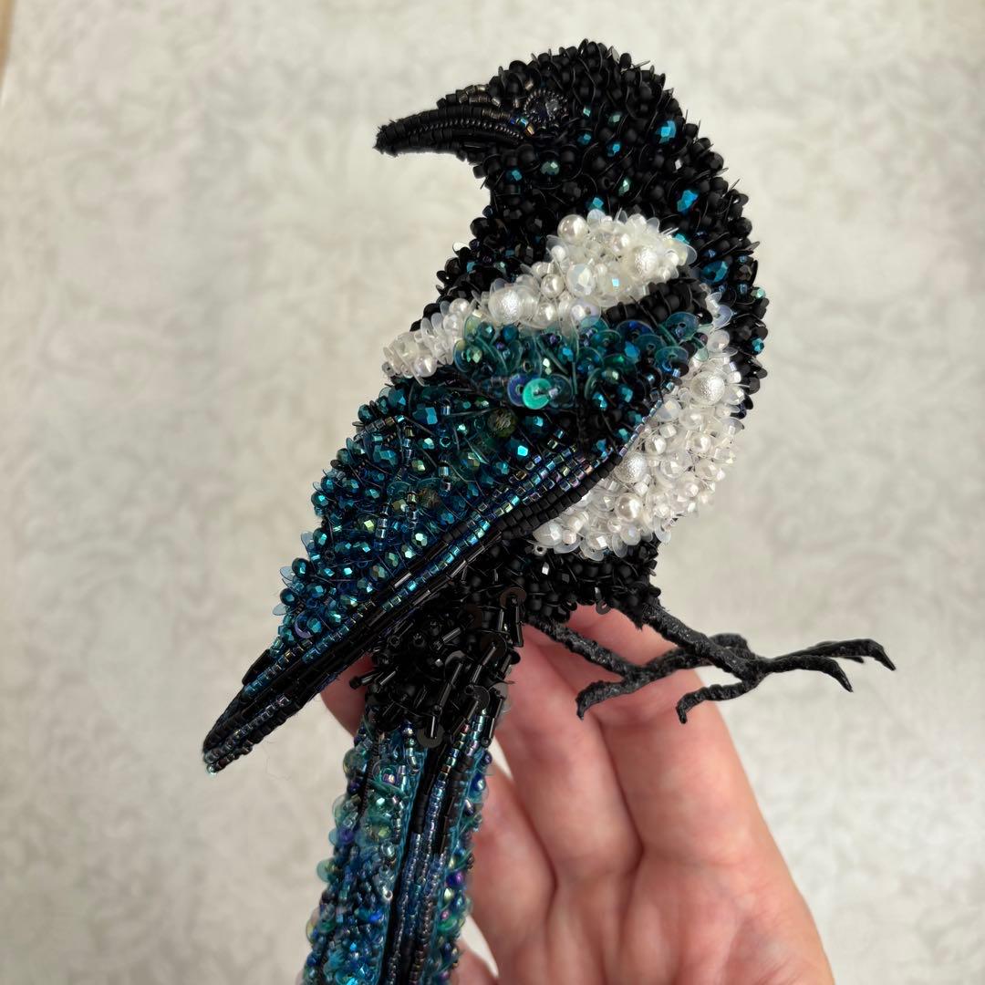 【カササギ】ビッグサイズ ビーズ刺繍ブローチバッグチャーム