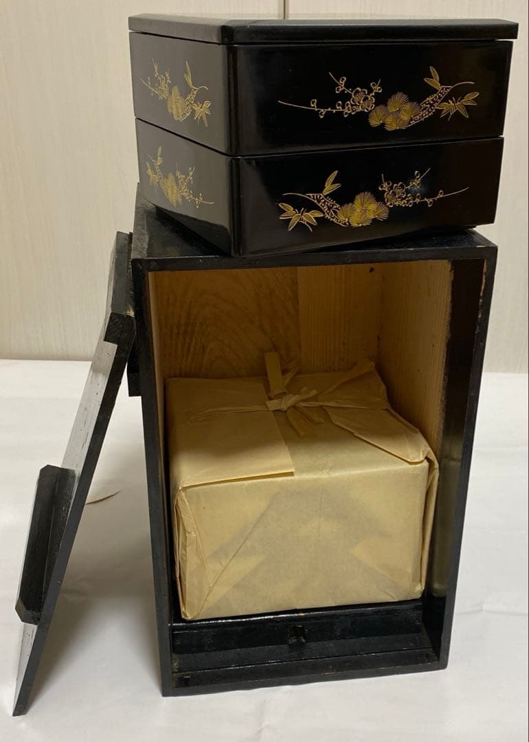 新品未使用　二段重漆器　松竹梅金色装飾　沈金