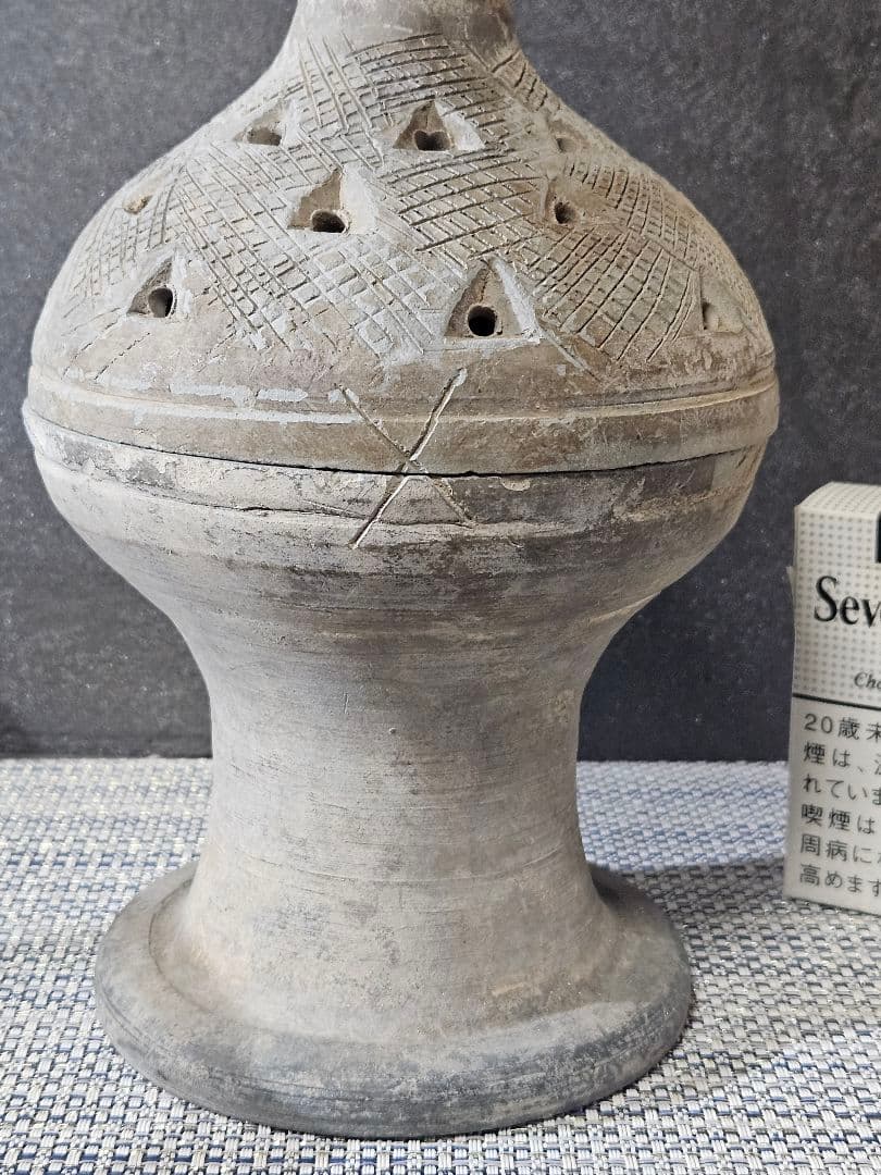 朝鮮半島古陶磁器　新羅土器　三角透かし造幾何学文様蓋付　香炉　祭器　古代陶磁器