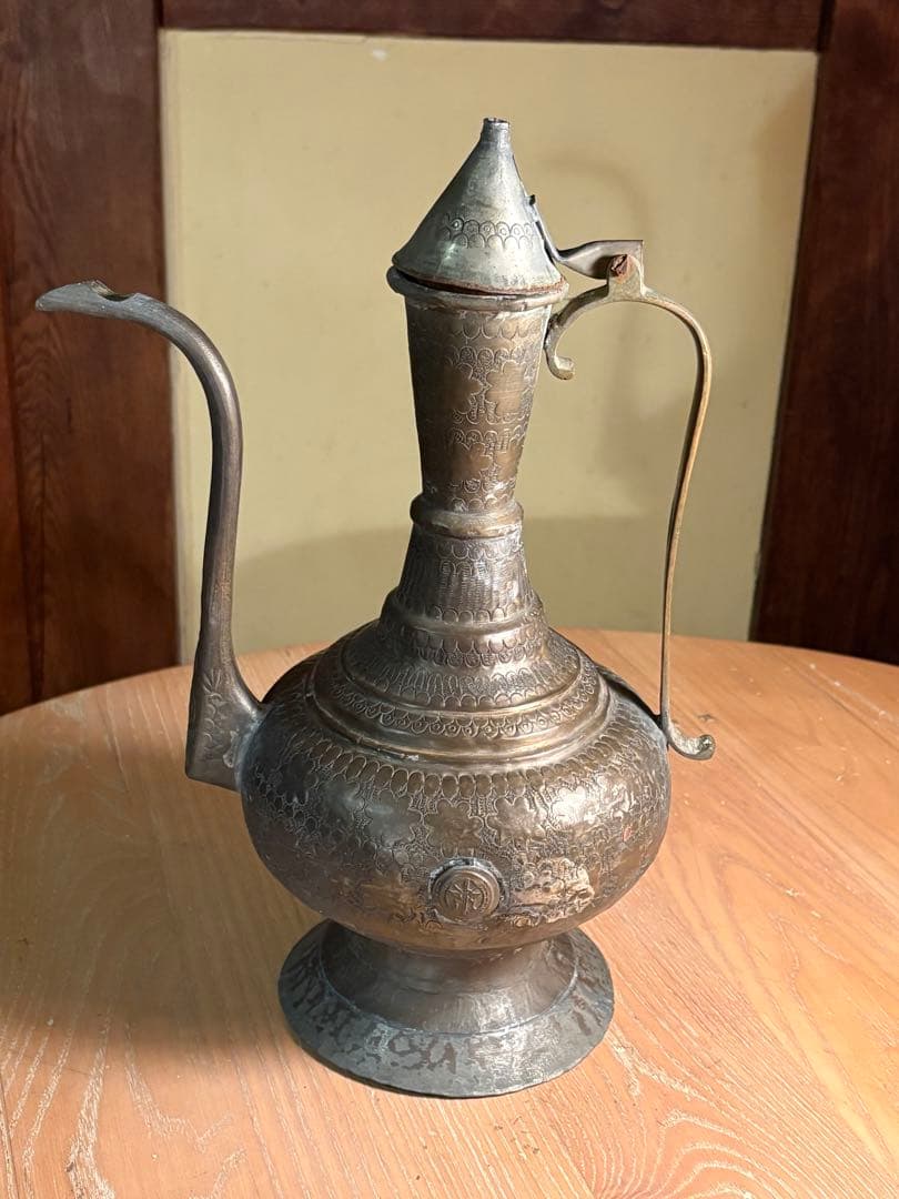 アンティーク 金属製 水差し、中近東？持ち手は、しっかりしています。