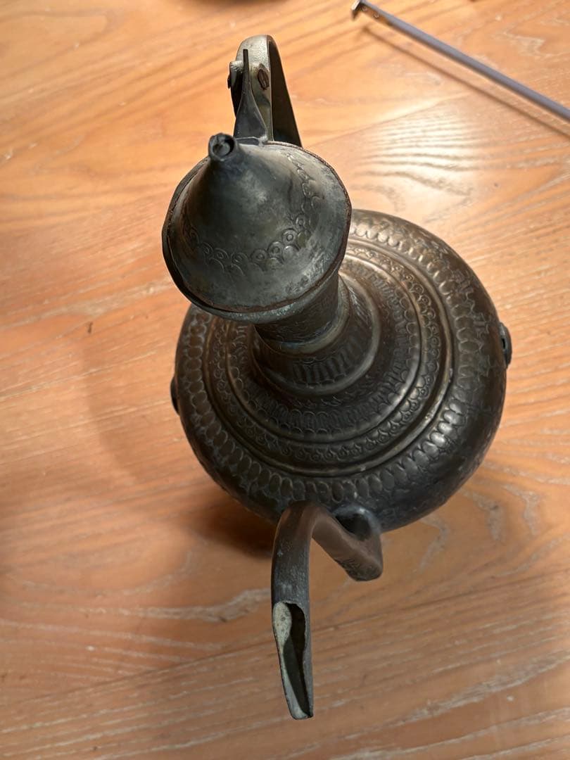 アンティーク 金属製 水差し、中近東？持ち手は、しっかりしています。