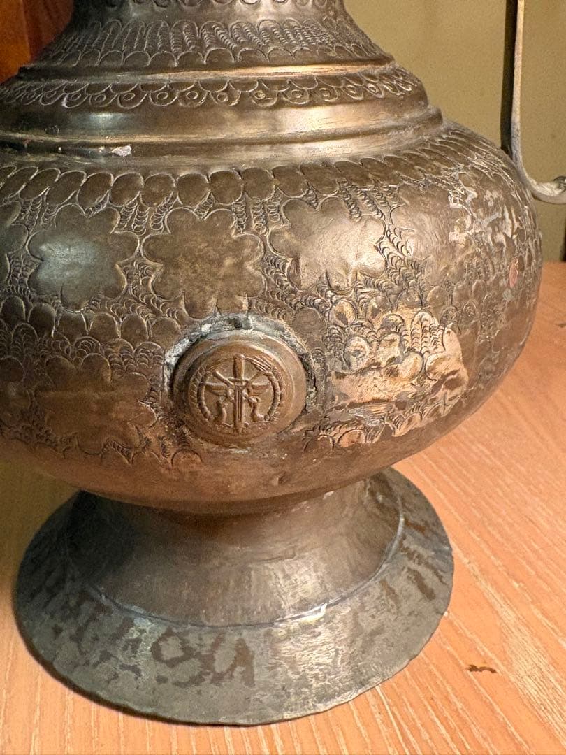 アンティーク 金属製 水差し、中近東？持ち手は、しっかりしています。