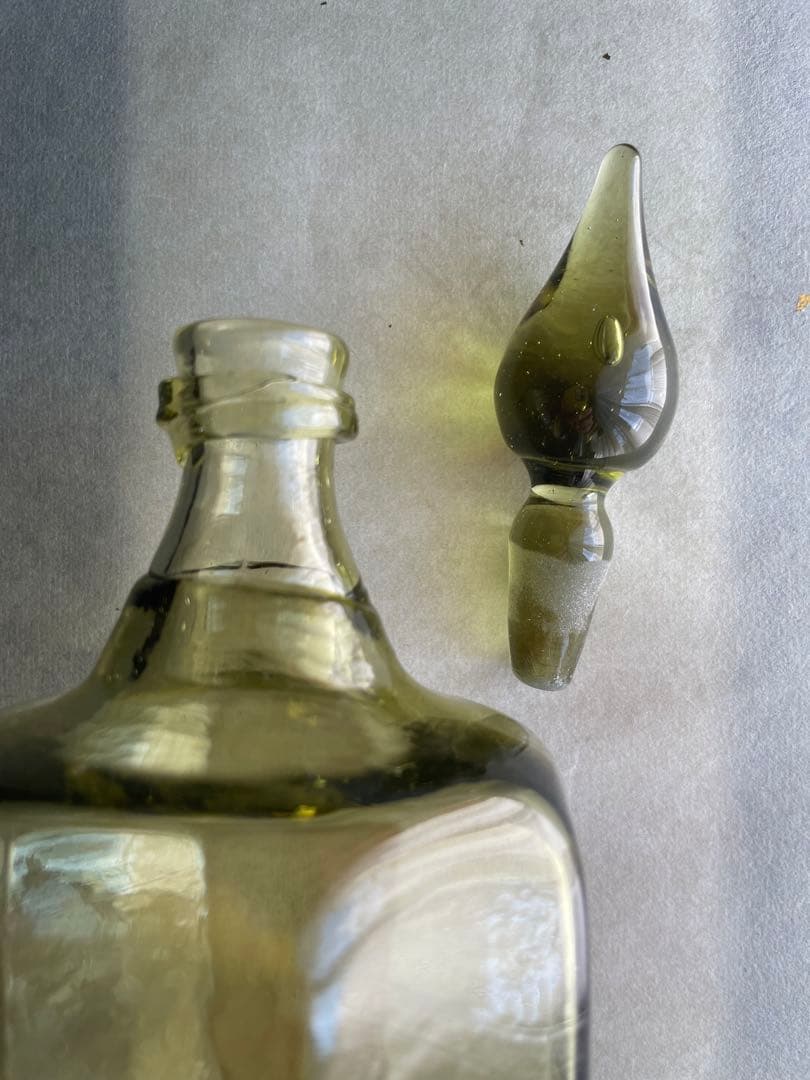 倉敷ガラス 酒瓶 黄緑色 八角形ガラスボトル 外村吉之助