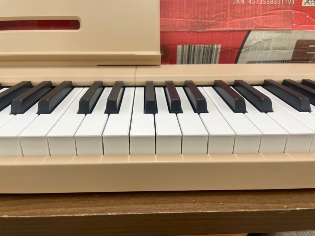 電子ピアノ　88鍵盤　充電タイプ　スリム軽量 ベージュ