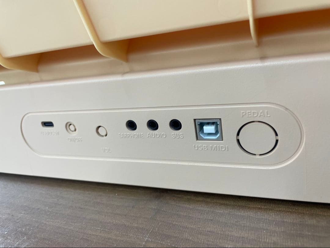 電子ピアノ　88鍵盤　充電タイプ　スリム軽量 ベージュ