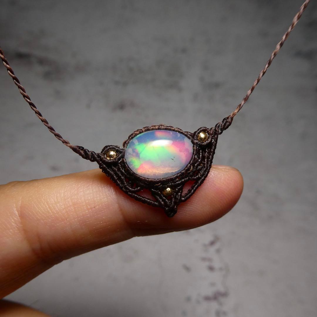 虹色オパールのマクラメネックレス