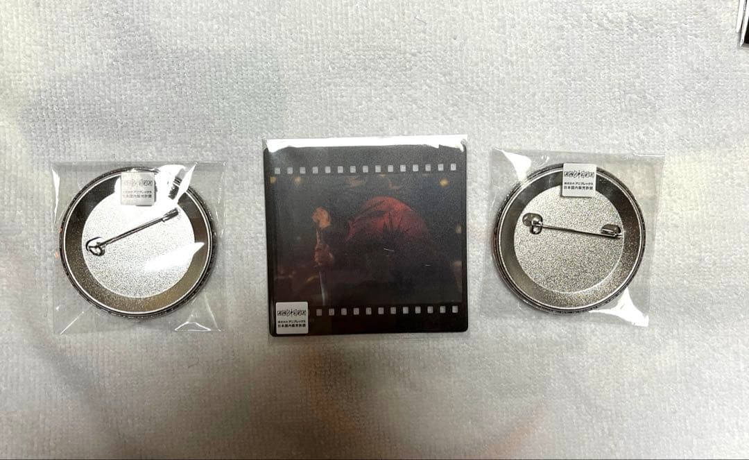 鬼滅の刃　お楽しみくじ　ダイニング　フィルム風クリアカード　缶バッジ　富岡義勇