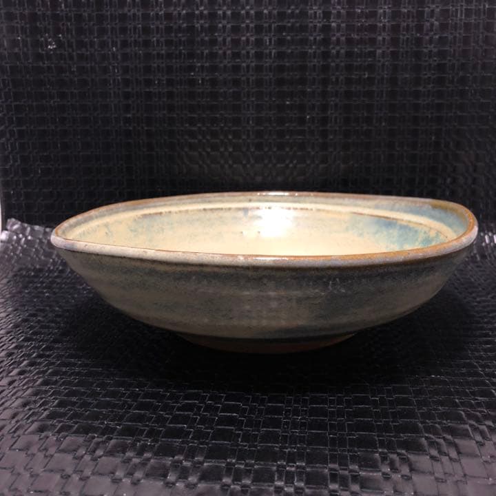 美しい古美術◼️蔵からクリーム色とコバルトブルーの可愛い深めのお皿が出て来ました、