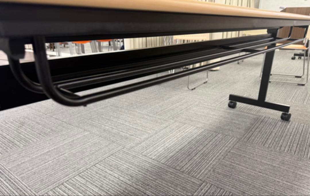 オフィスコム　会議テーブル