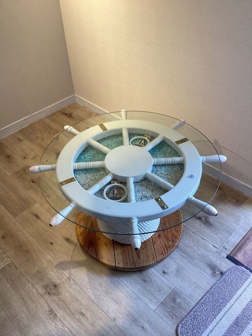 マリンテーブル、丸テーブル、ガラステーブル、操舵輪、船の舵、海のテーブル