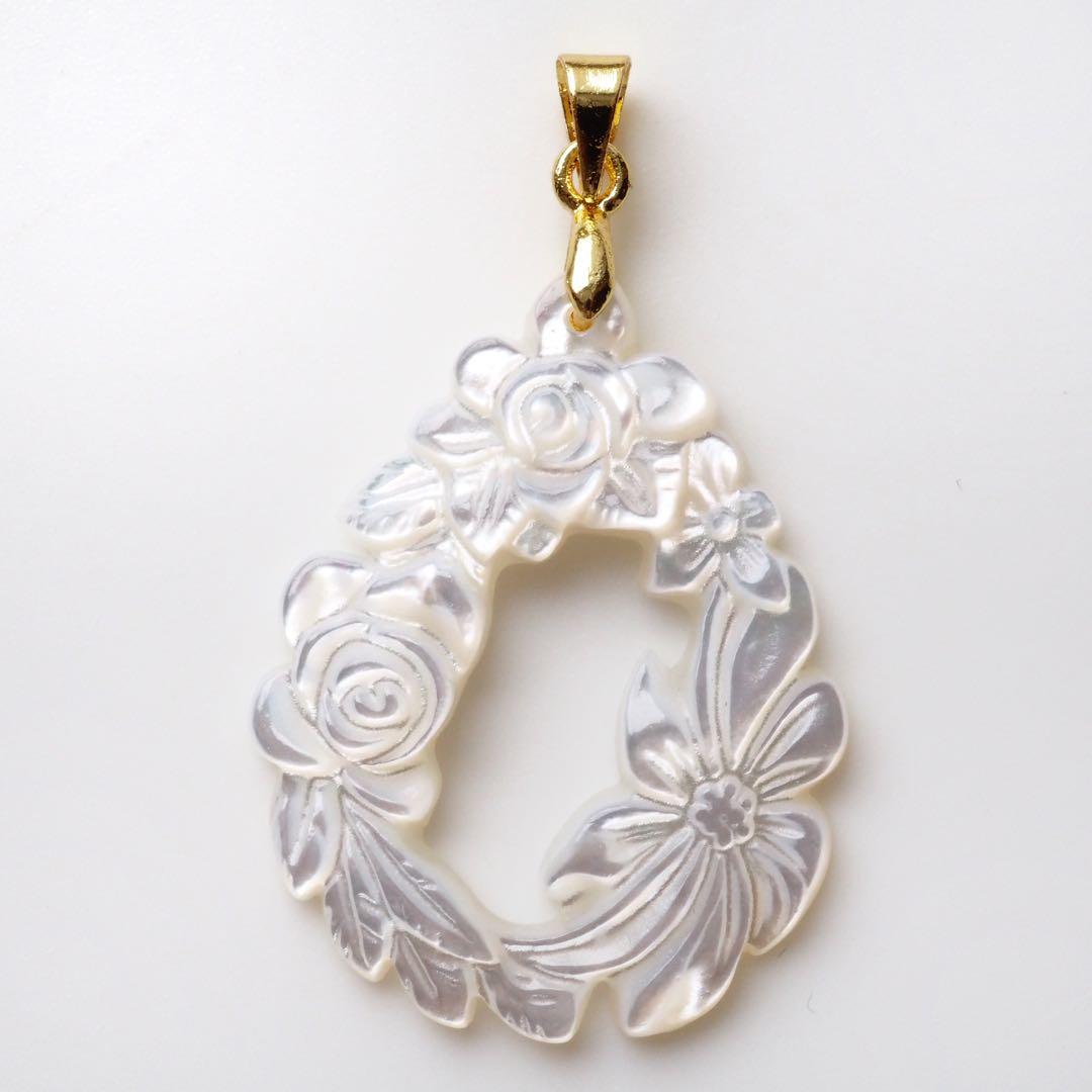 【Noel】高品質ホワイトシェル彫刻の大粒ネックレストップ