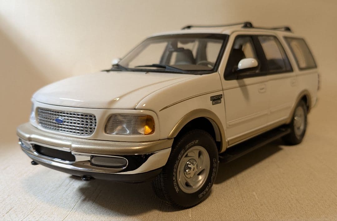 1/18 Ford エクスペディション（UTモデル製）