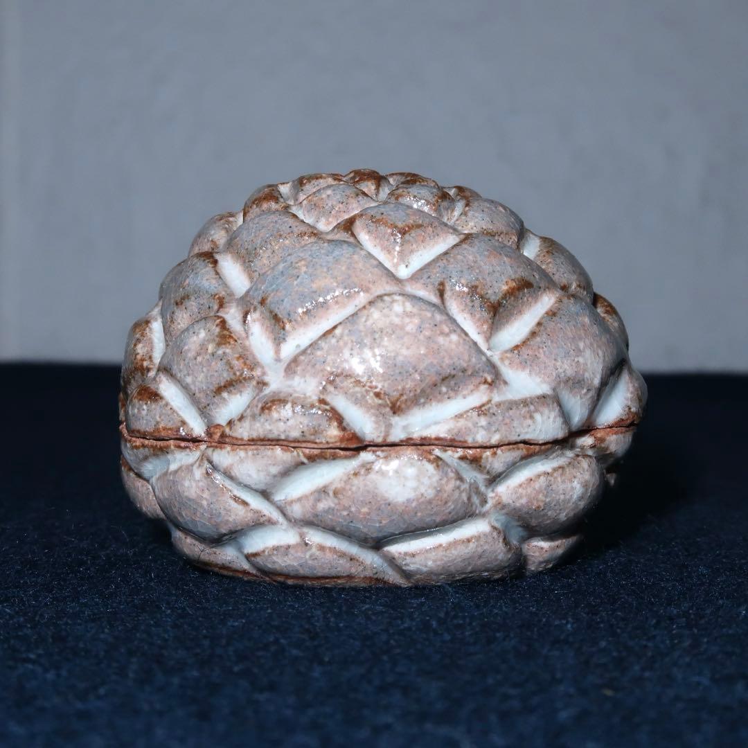 【茶道具】12代田原陶兵衛作　萩焼松毬香合