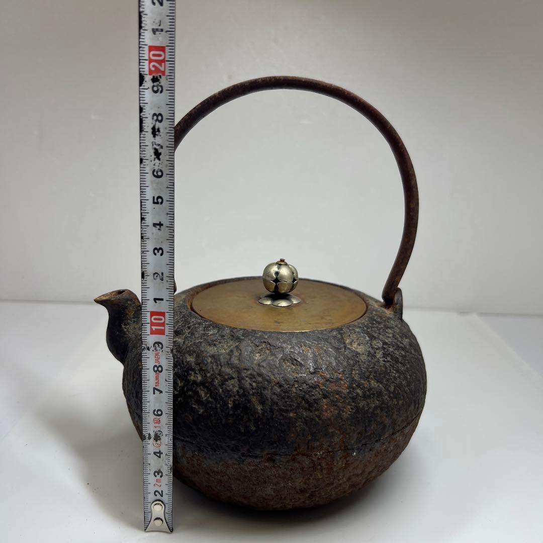 平安泰山堂作 注ぎ口下に「泰山堂造」持ち手金銀象嵌 鉄瓶 1475g トサコサ