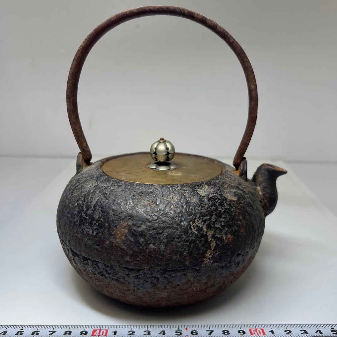 平安泰山堂作 注ぎ口下に「泰山堂造」持ち手金銀象嵌 鉄瓶 1475g トサコサ