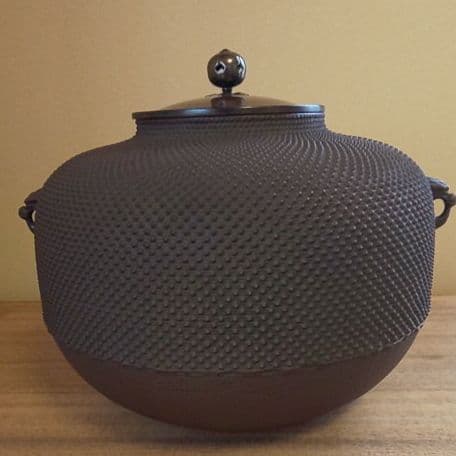A 119         茶道      炉用 ・丸形総霰釜  ( 庄造造 )