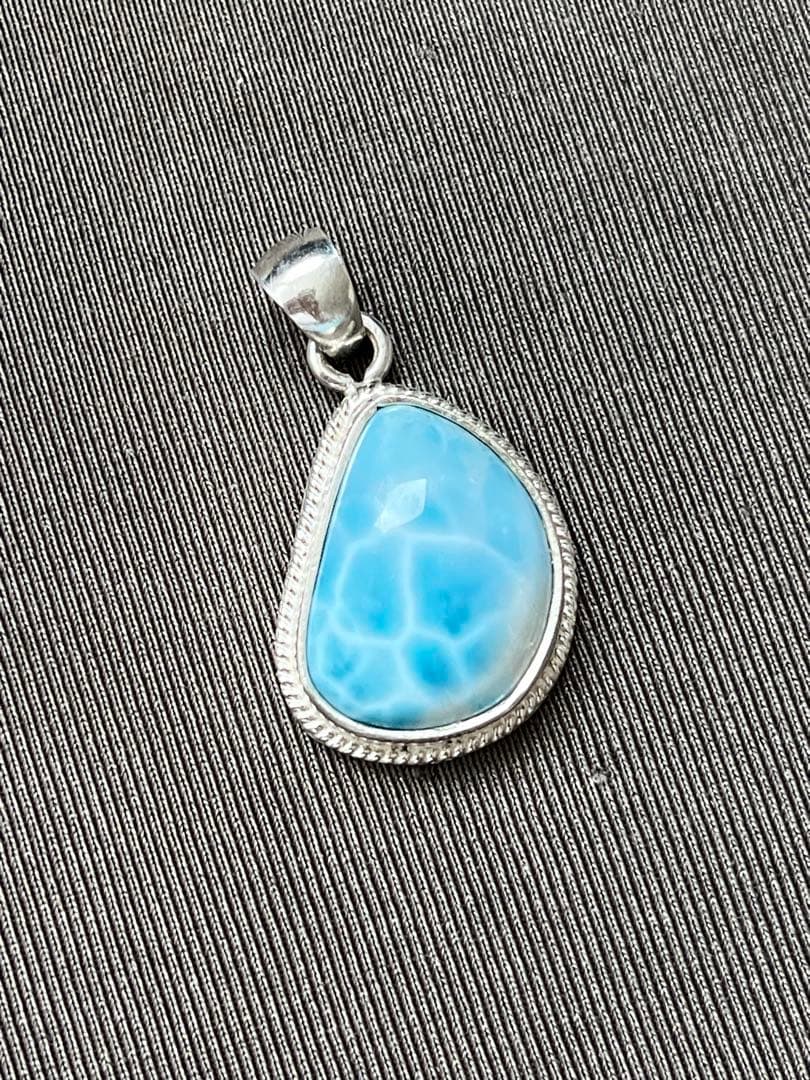 天然石ラリマー☆高品質！しずく型ペンダントトップ②☆濃いブルーかめ模様が美しい！