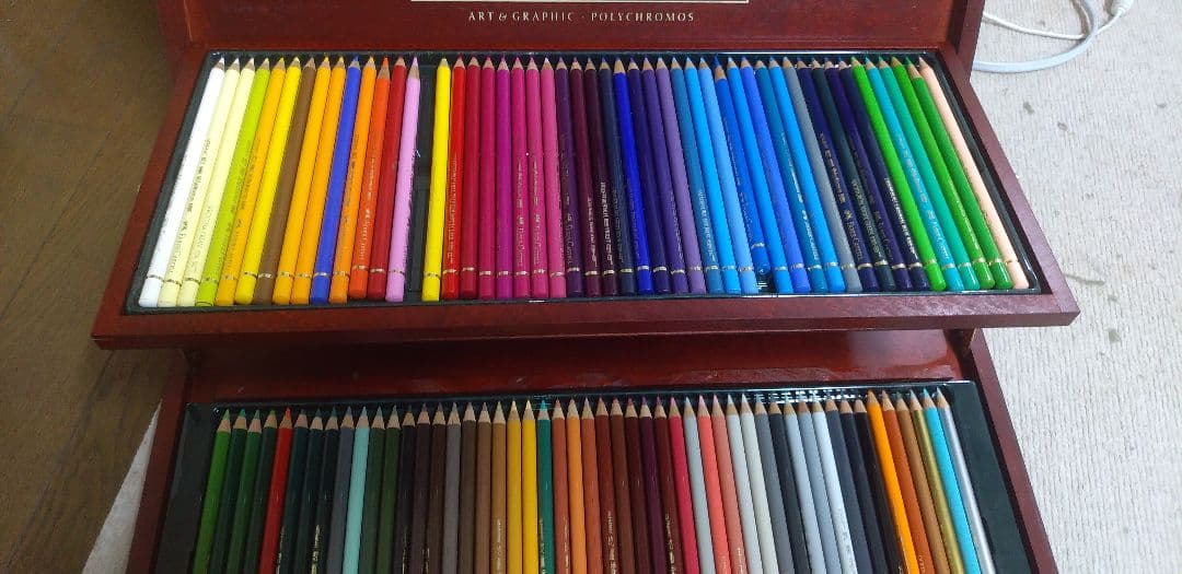 ポリクロモスのファーバーカステルの木箱入り油性色鉛筆99色。1本欠品。