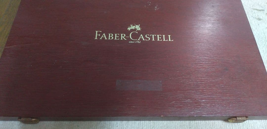 ポリクロモスのファーバーカステルの木箱入り油性色鉛筆99色。1本欠品。