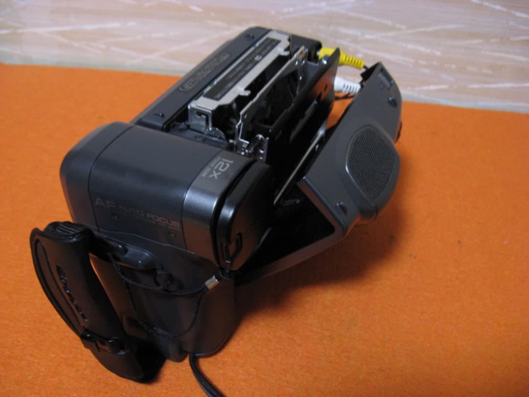 テープ再生動作OK❗️☆シャープの液晶8ミリビデオカメラ・VL-EL430