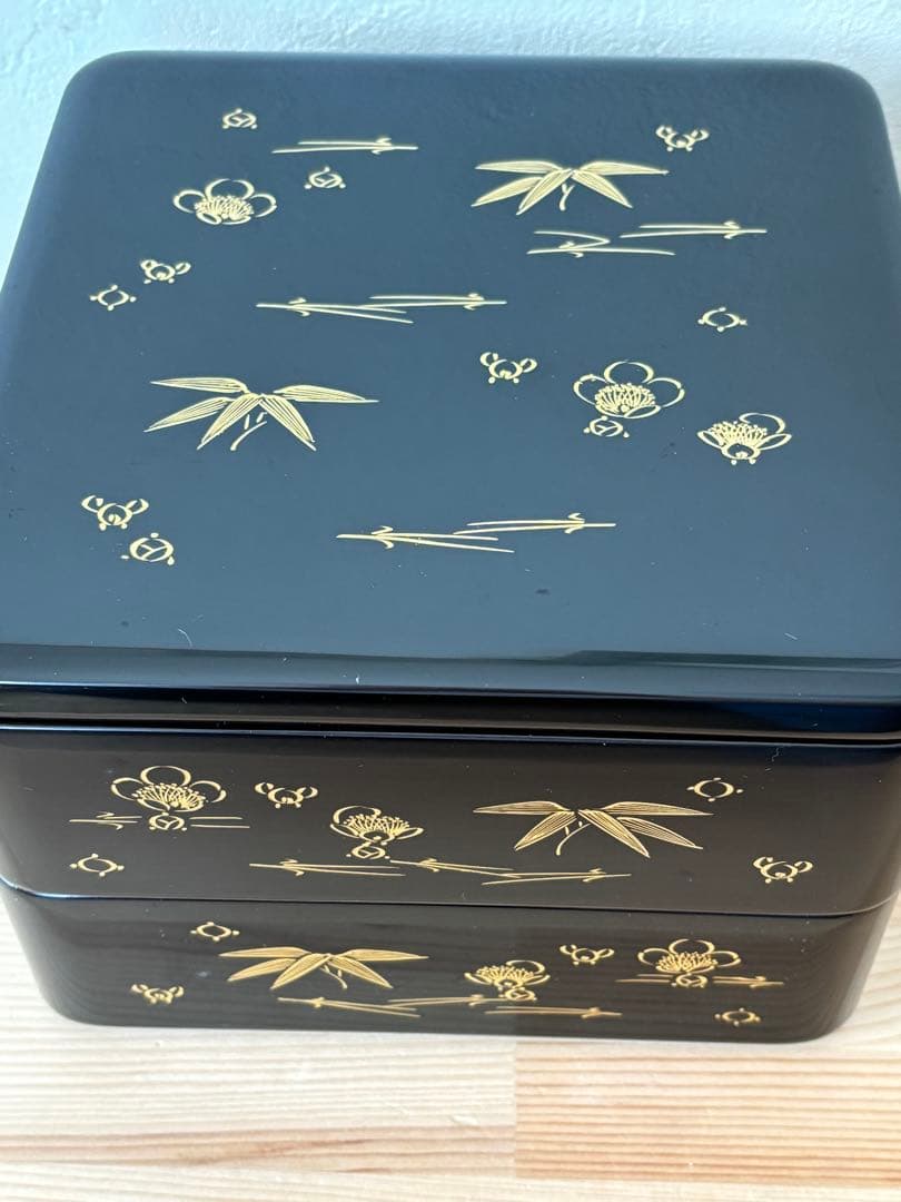輪島塗　黒地金色竹・梅模様　二段重箱