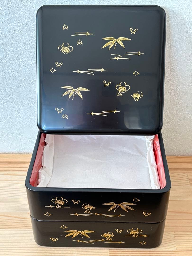 輪島塗　黒地金色竹・梅模様　二段重箱