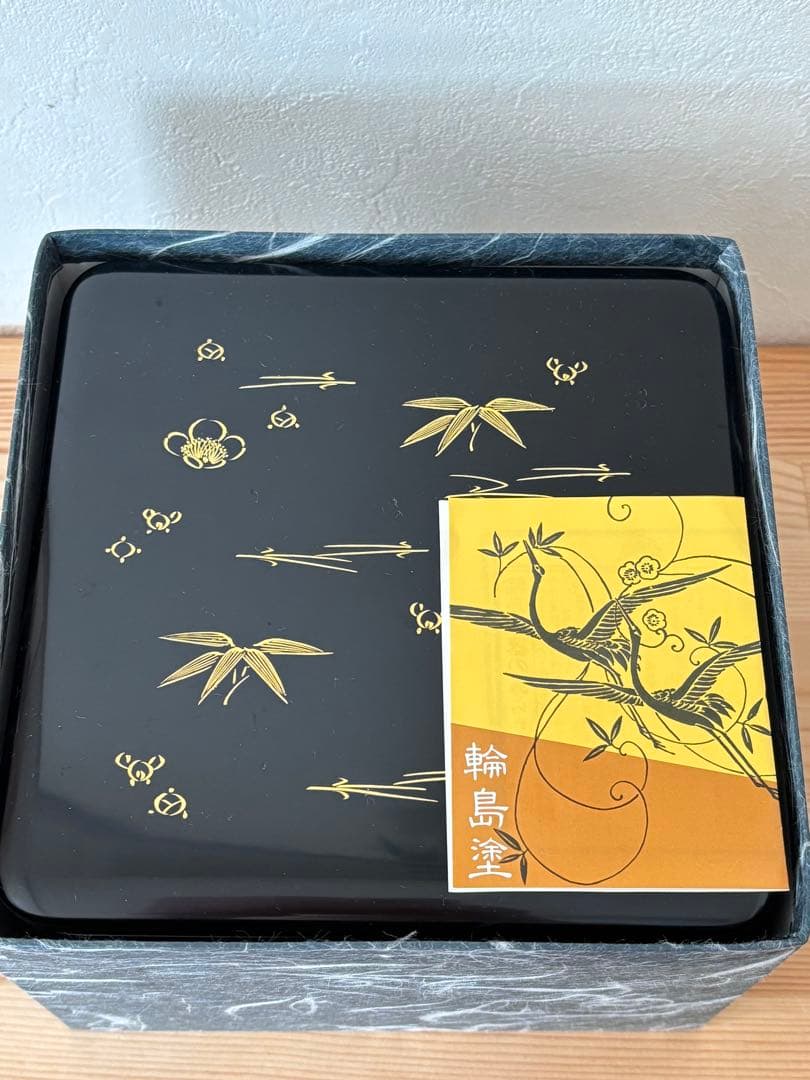 輪島塗　黒地金色竹・梅模様　二段重箱