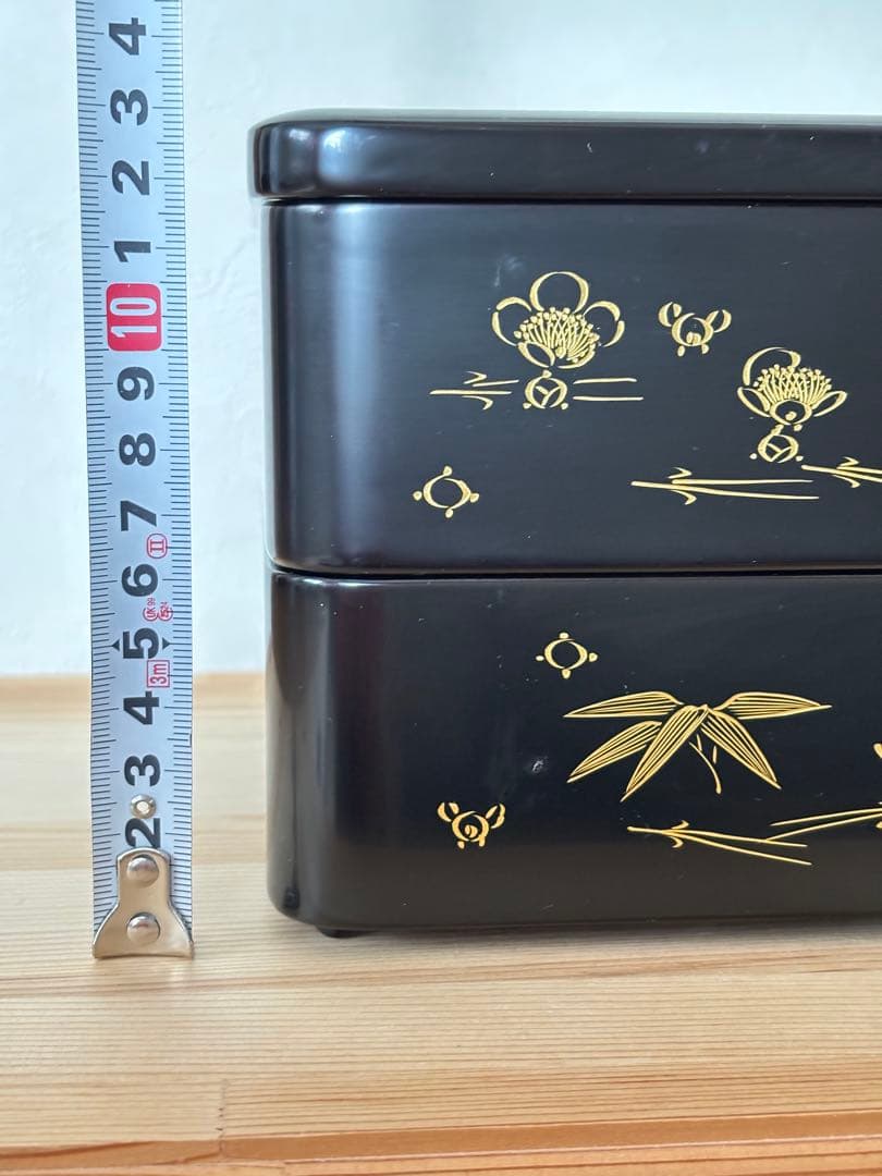 輪島塗　黒地金色竹・梅模様　二段重箱