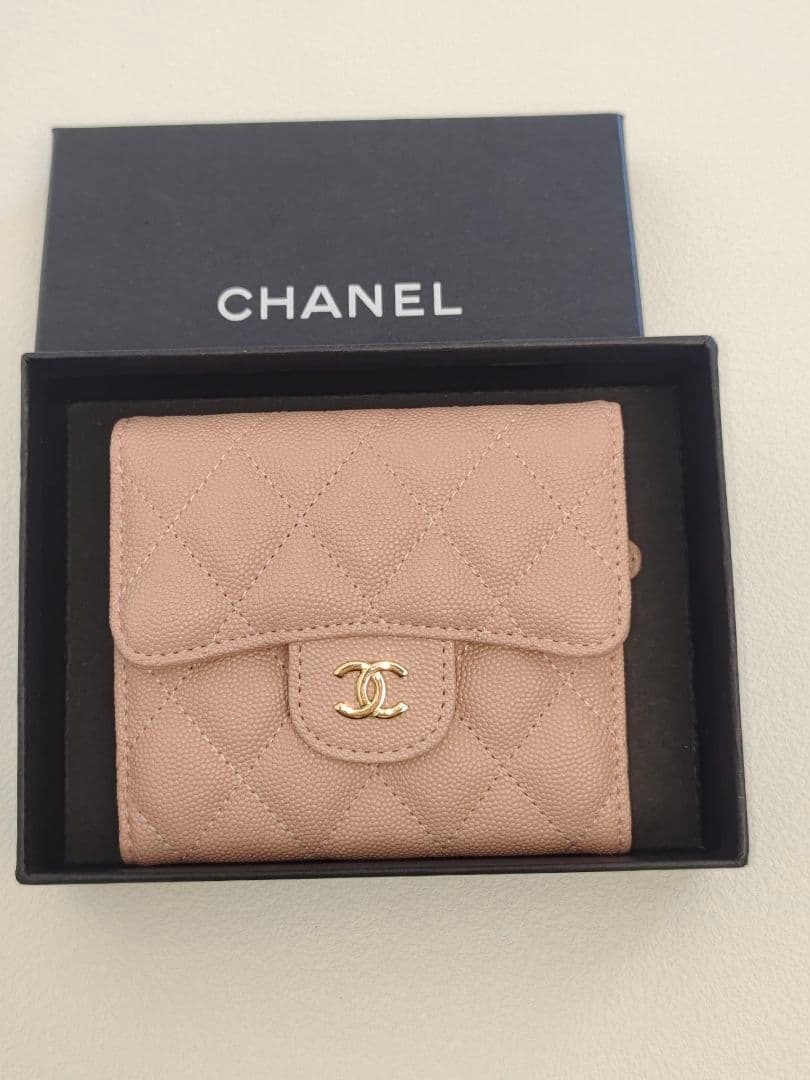 ちぇた ピンクのレザー製、キルティングデザインの三つ折り財布