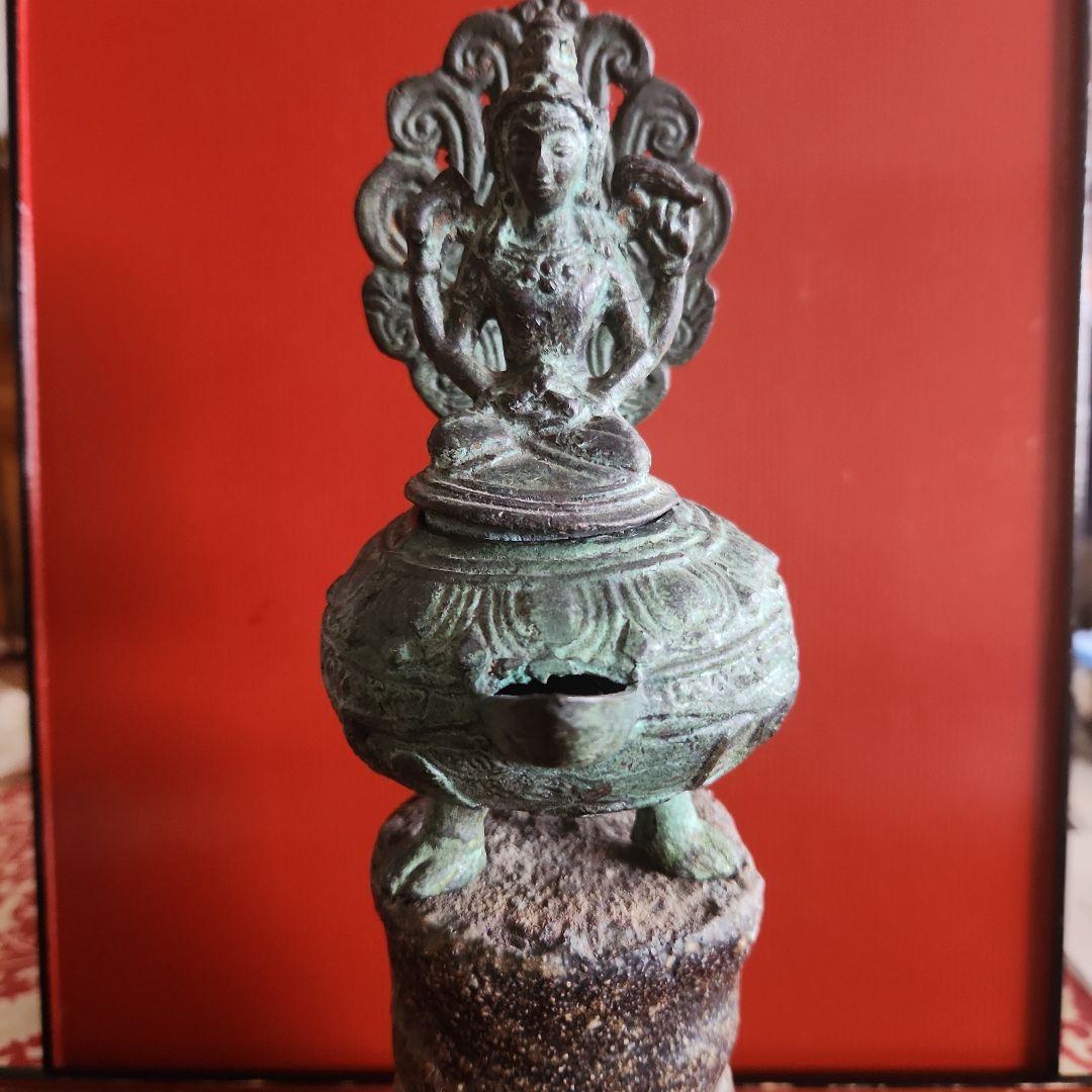 古銅ヴィシュヌ像寺院の石油ランプ土台付き