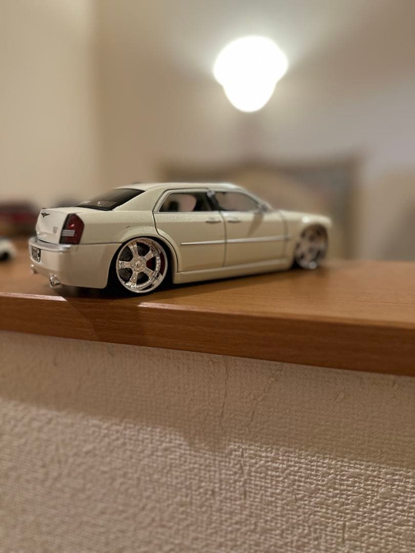 1/24 ホワイトのクライスラー 300C DUB CITY