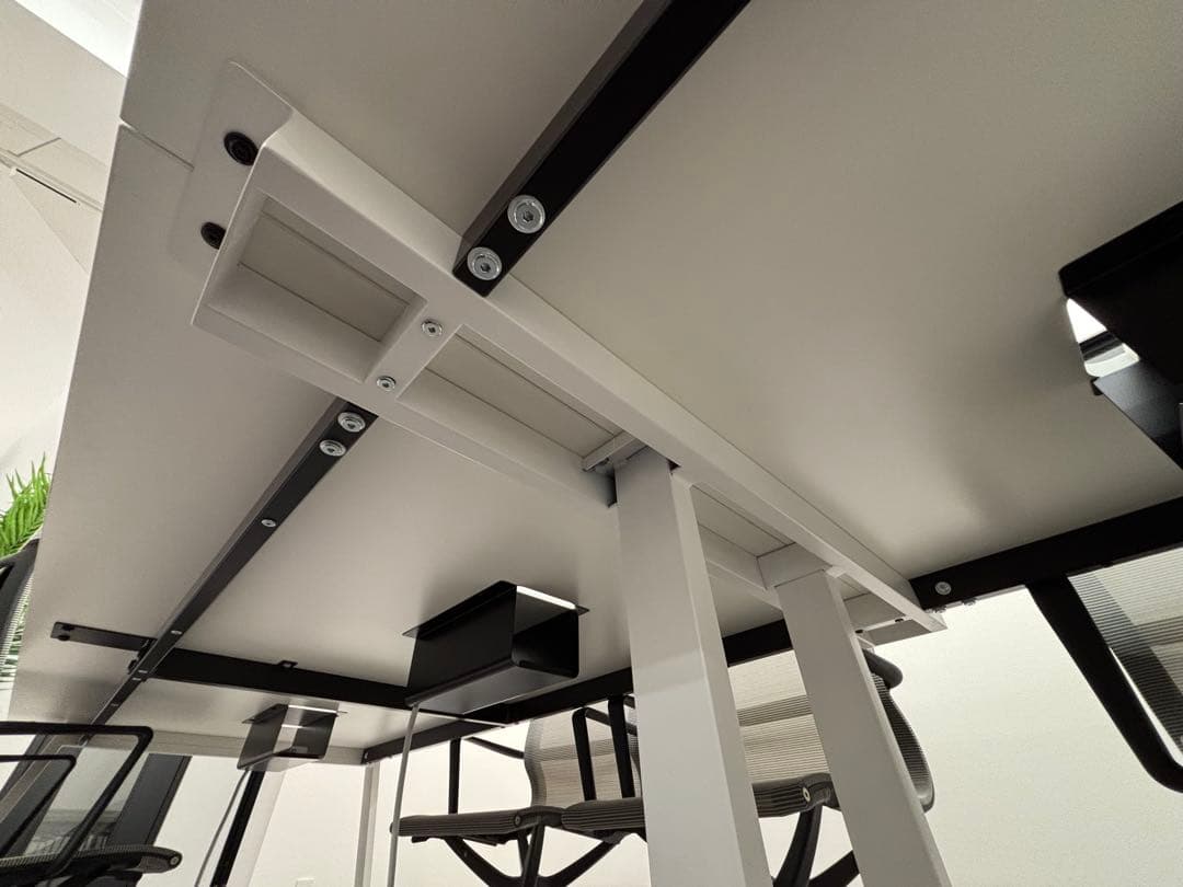 オフィスデスク（6人用）ホワイト　フリースタイルデスク配線収納付き