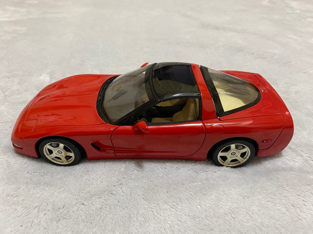 ミニカー UT CHEVROLET CORVETTE 1998 1/18