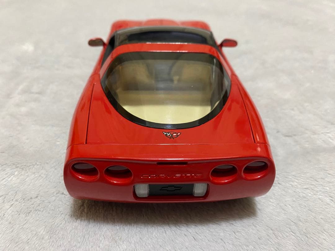 ミニカー UT CHEVROLET CORVETTE 1998 1/18