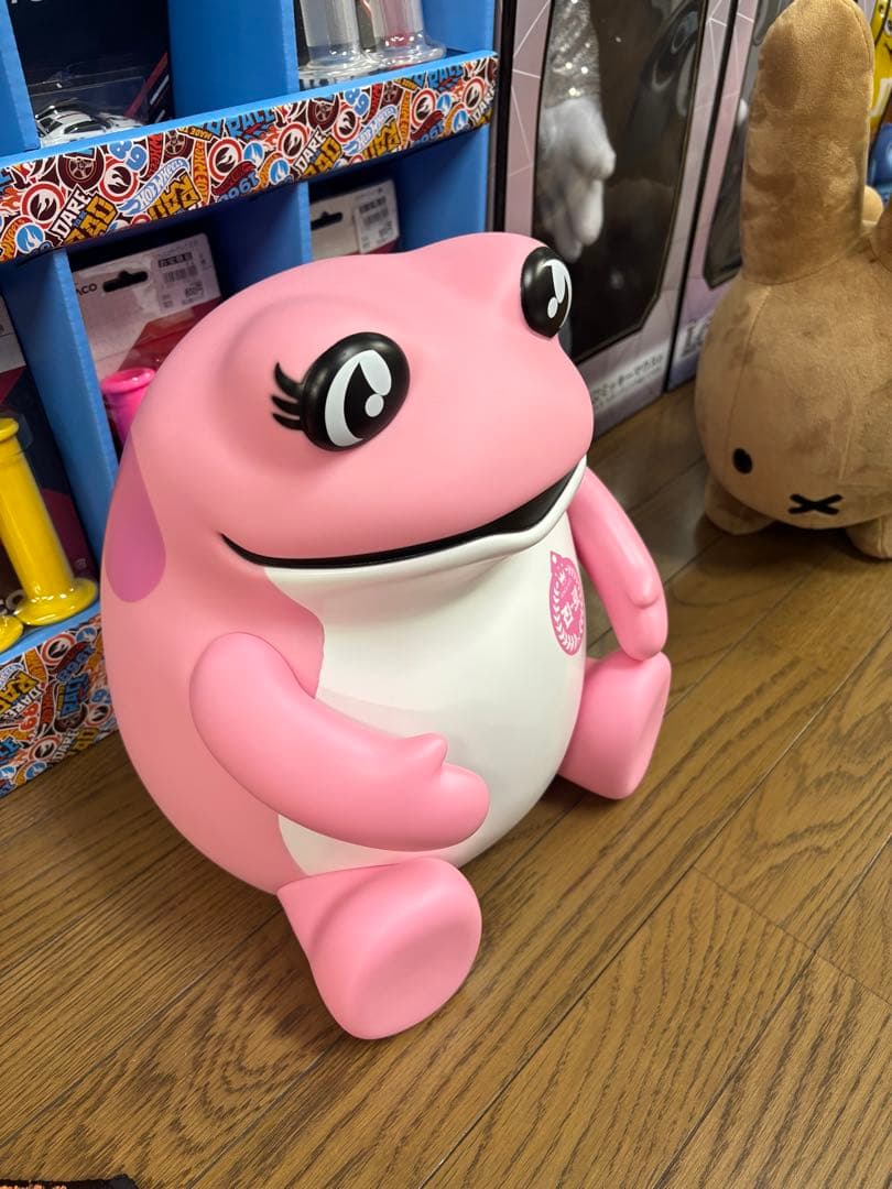 カエル型ピンクフィギュア