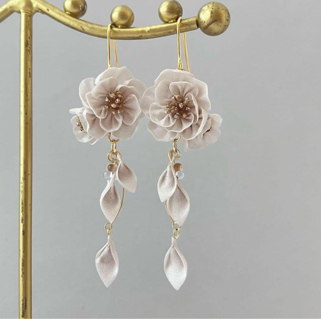 no.614 オフホワイト×マットゴールドリーフピアスイヤリング 和風　着物