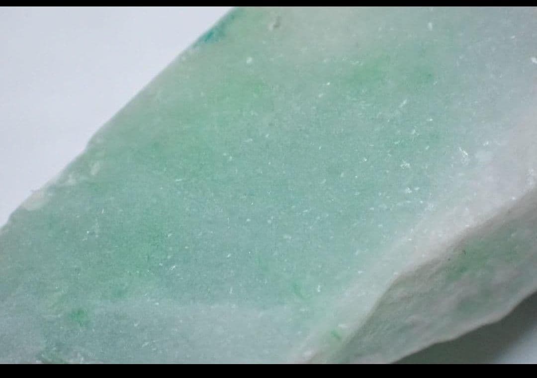 糸魚川翡翠　アップルグリーン　金山　原石　79グラム　送料無料