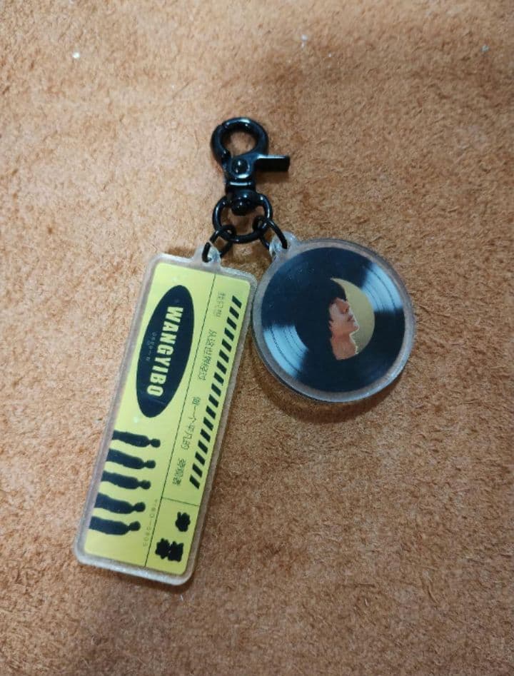 陳情令　王一博最新曲万物可愛&傍観者CD風キーホルダー