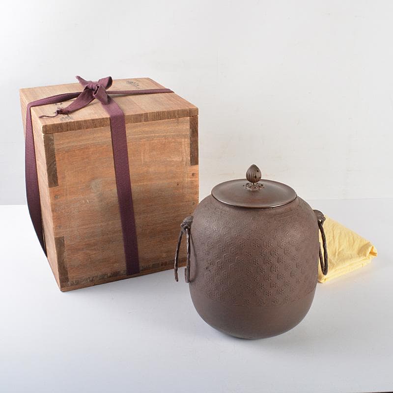 茶道具　釜師　畠春斎作　亀甲文釜　鉄釜　共箱　M　R5520C