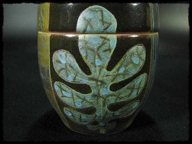 人気作家 伊藤 北斗 釉刻色絵金銀彩 茶入 バラ 魚 四方桟 共箱 e166