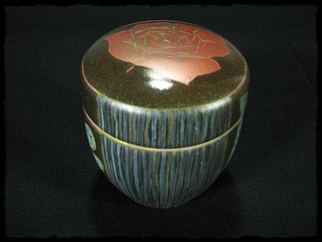 人気作家 伊藤 北斗 釉刻色絵金銀彩 茶入 バラ 魚 四方桟 共箱 e166