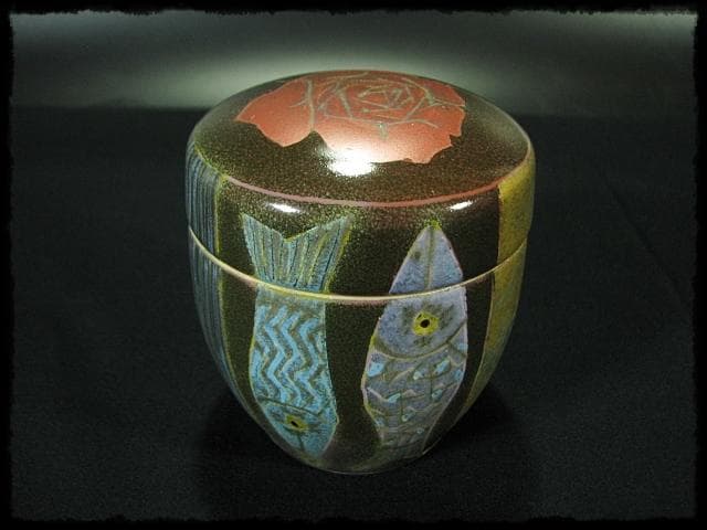 人気作家 伊藤 北斗 釉刻色絵金銀彩 茶入 バラ 魚 四方桟 共箱 e166