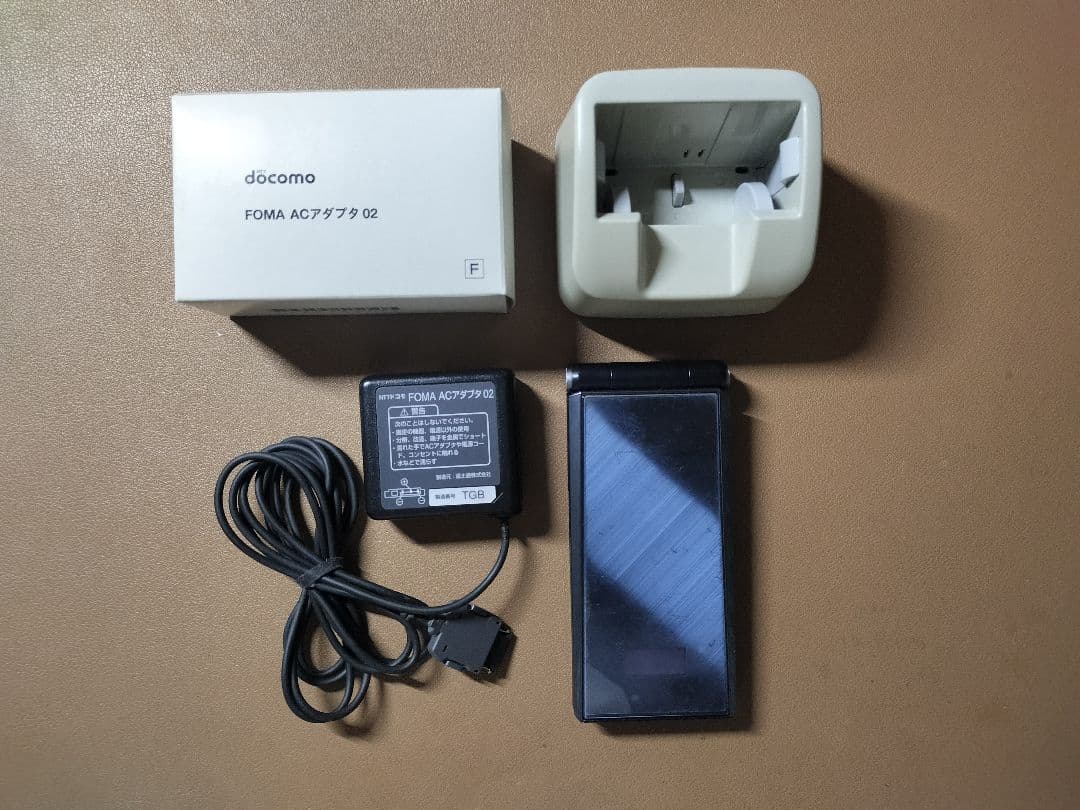 docomo F-07F 本体 ・ ACアダプタ・クレードル　 3点セット
