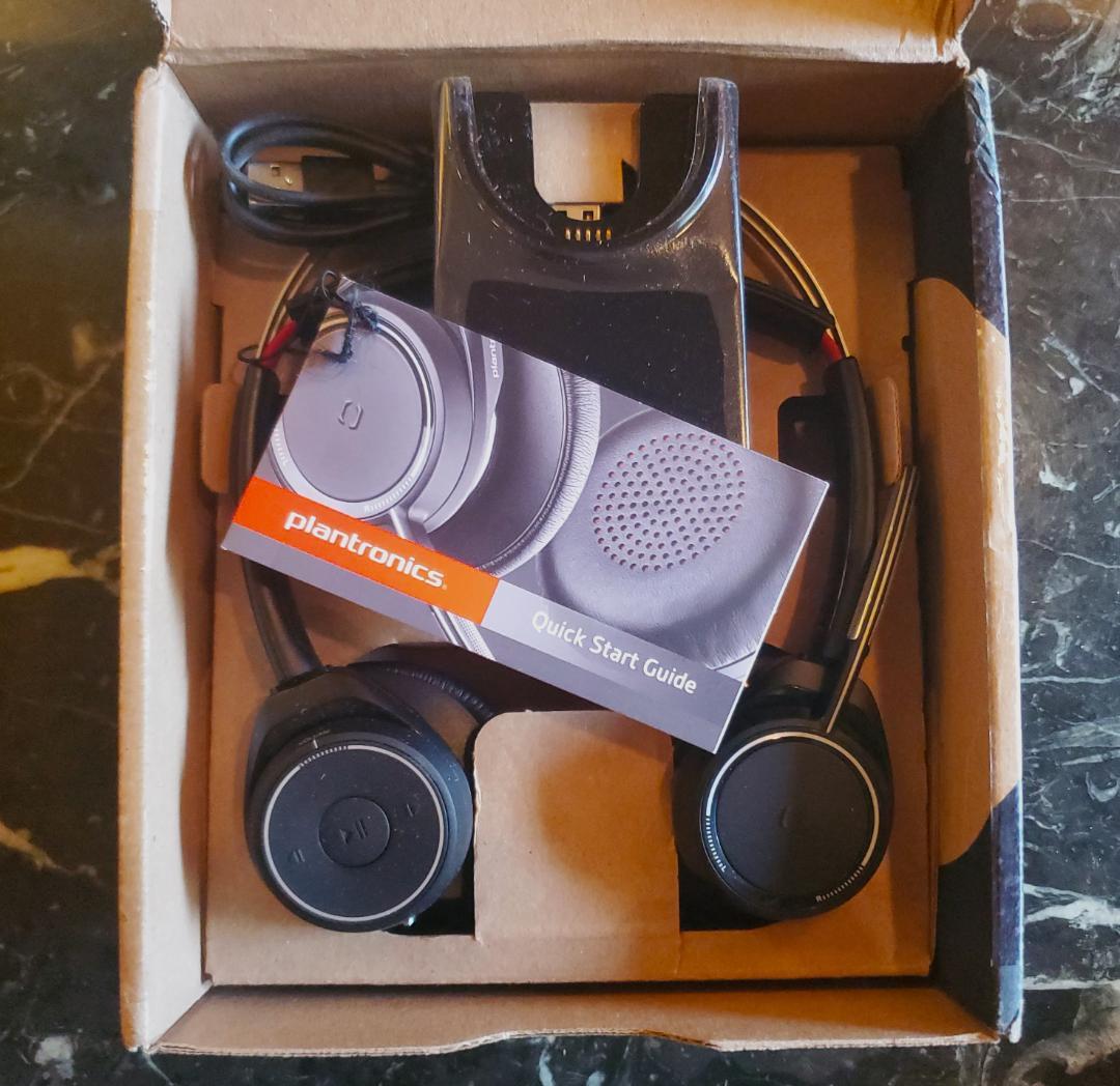 お得 新品 Poly Voyager Focus UC B825-Mヘッドセット