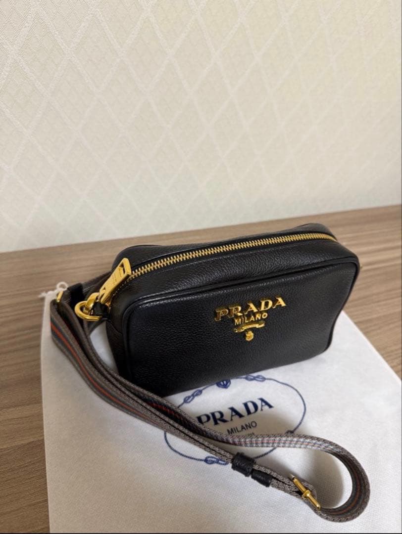 PRADA ブラックレザーショルダーバッグ